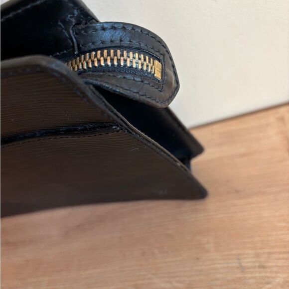 Authentic Louis Vuitton black leather clutch - Picture 4 of 8